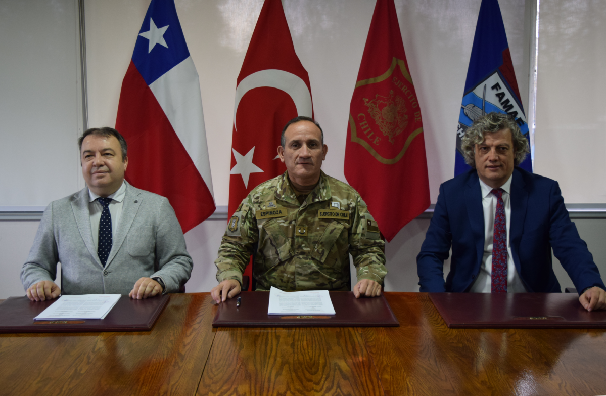 El director de Famae general de brigada Luis Espinoza y representantes de Aselsan en la firma del contrato Foto Famae