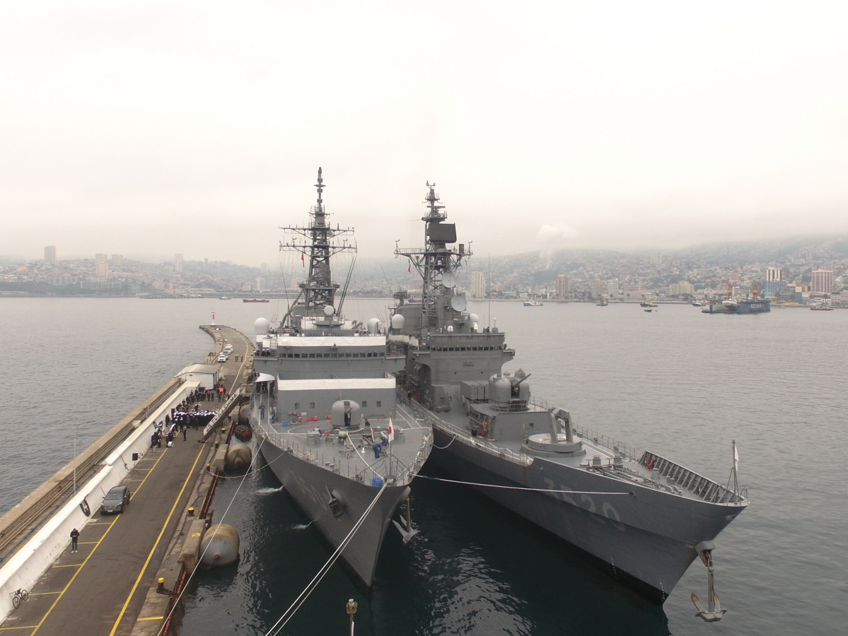 El buque escuela Kashima y el destructor Hatakaze en el molo de abrigo de Valparau00edso Foto Armada de Chile