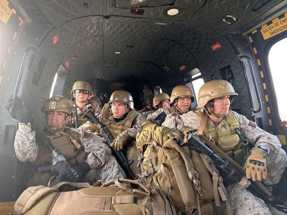 Personal del curso SERE a bordo de un helicóptero de asalto Airbus AS532AL Cougar de la Bave Foto Ejército de Chile