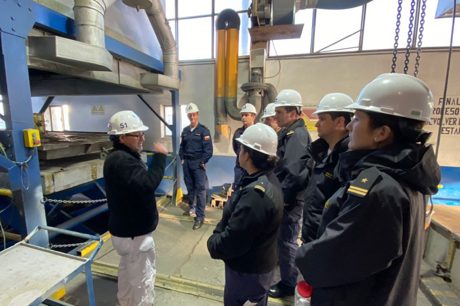 Alumnos de ingeniería en uno de los talleres de Asmar Talcahuano Foto Apolinav Armada de Chile