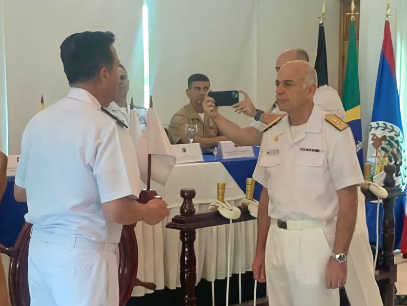 Entrega de las banderas su00edmbolo del ejercicio Unitas Foto Armada de Chile