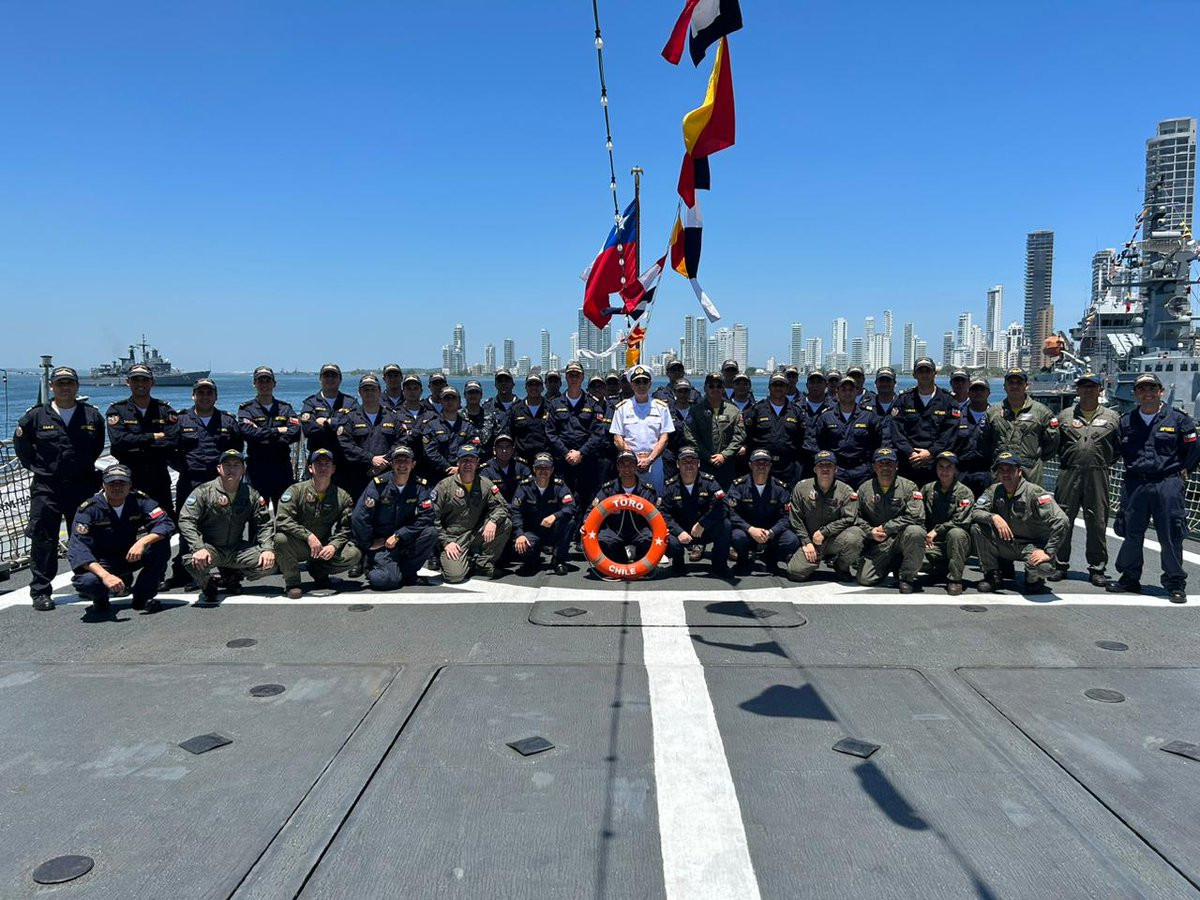 Almirante De La Maza con la tripulaciu00f3n del OPV 82 Comandante Toro en Cartagena de Indias Foto Armada de Chile