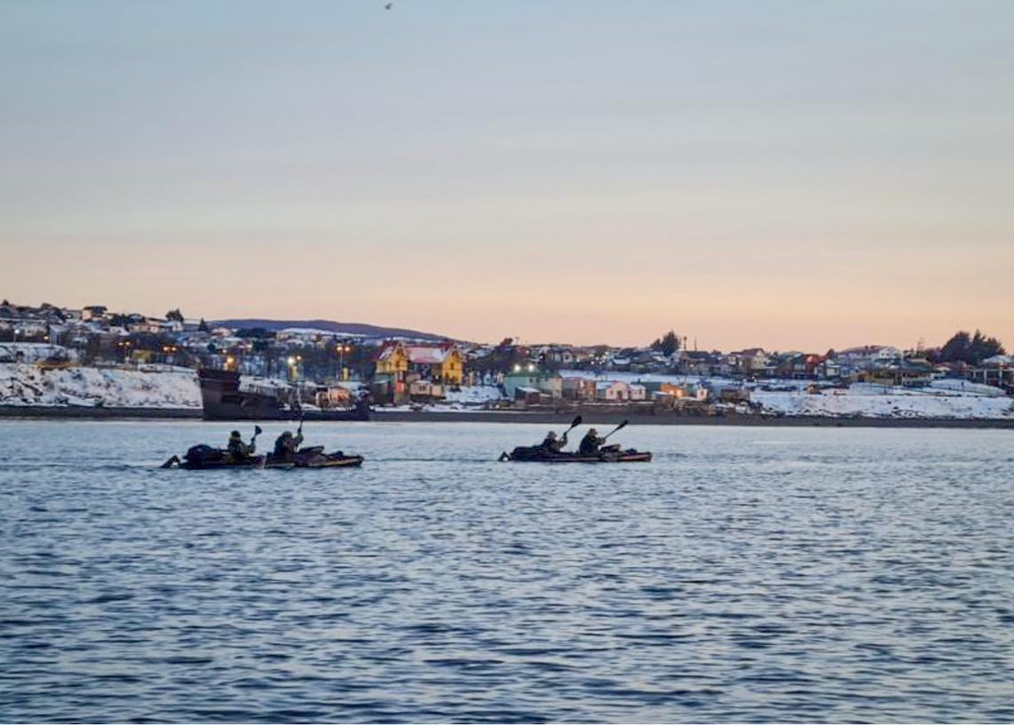 Efectivos de Fuerzas Especiales realizando navegación en kayak en el sur del país Foto Ejército de Chile