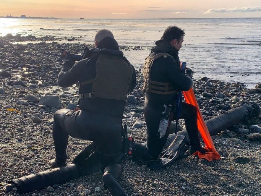 Operadores del Comando de Fuerzas Especiales marcando el punto de desembarco en una playa de la zona de Quintero Foto Armada de Chile