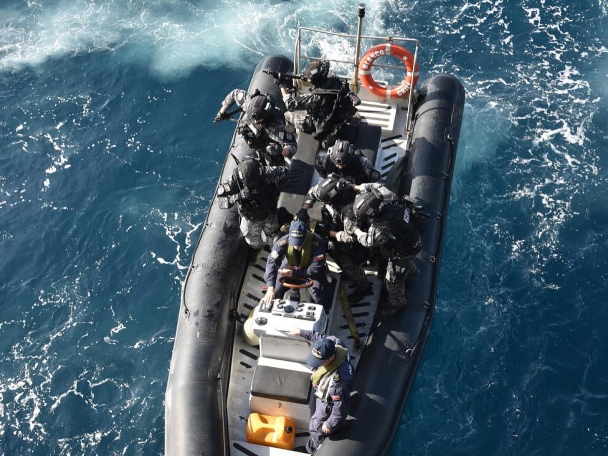 Efectivos del GRI se acercan al buque a bordo de una embarcaciu00f3n neumu00e1tica Pumar de Asmar perteneciente a la fragata Almirante Blanco Foto Armada de Chile