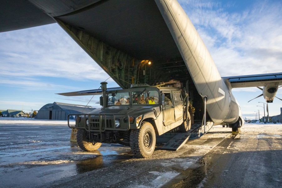Descarga de vehículos Humvee desde un C 130J Super Hercules Foto Staff Sgt Clayton Wear USAF