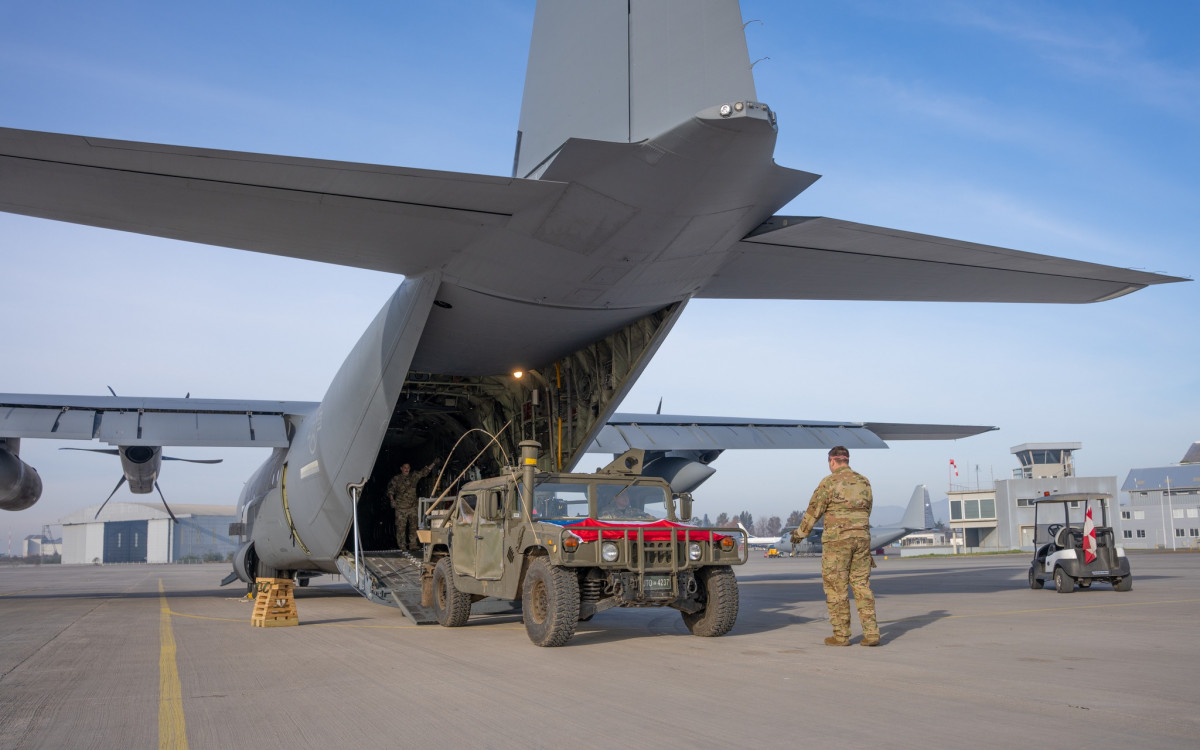 Carga de vehu00edculos Humvee en un C 130J Super Hercules del 39u00b0 Escuadru00f3n Au00e9reo del 317u00b0 Ala de Transporte Au00e9reo Foto Staff Sgt Clayton Wear USAF