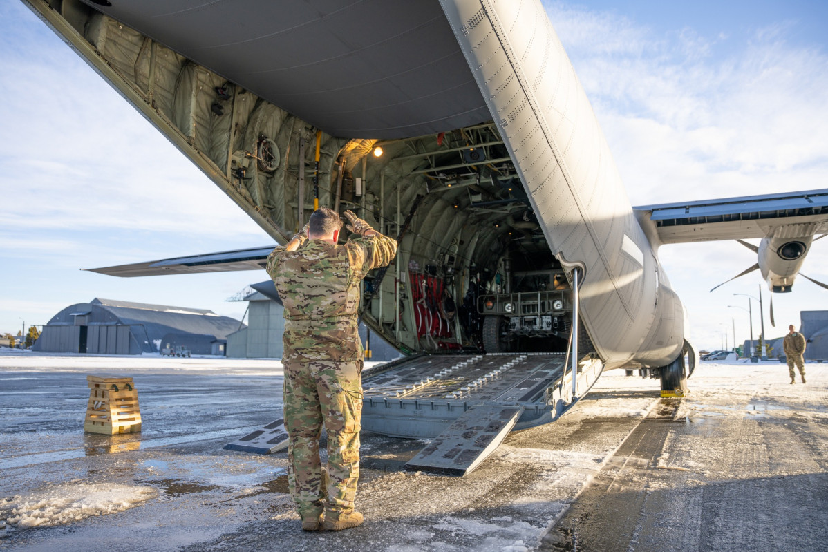 Descarga de un Humvee desde un C 130J Super Hercules en Punta Arenas Foto Staff Sgt Clayton Wear USAF