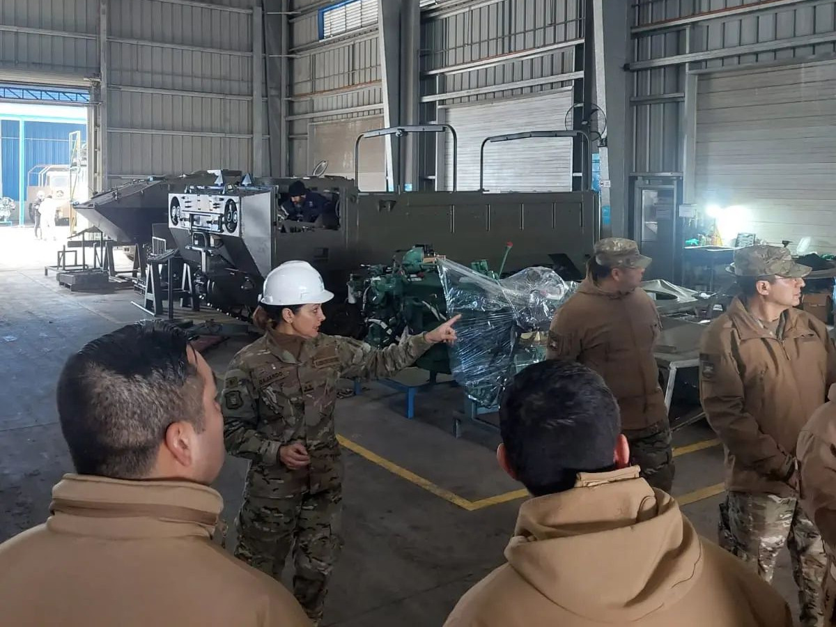 Visita del Cuartel General de la II Divisiu00f3n Motorizada a Famae Foto Eju00e9rcito de Chile 004