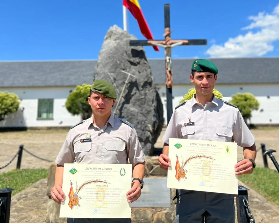 Oficiales con sus diplomas del Curso de Montaña y del Curso de Operaciones Especiales. Foto Ejército de Chile