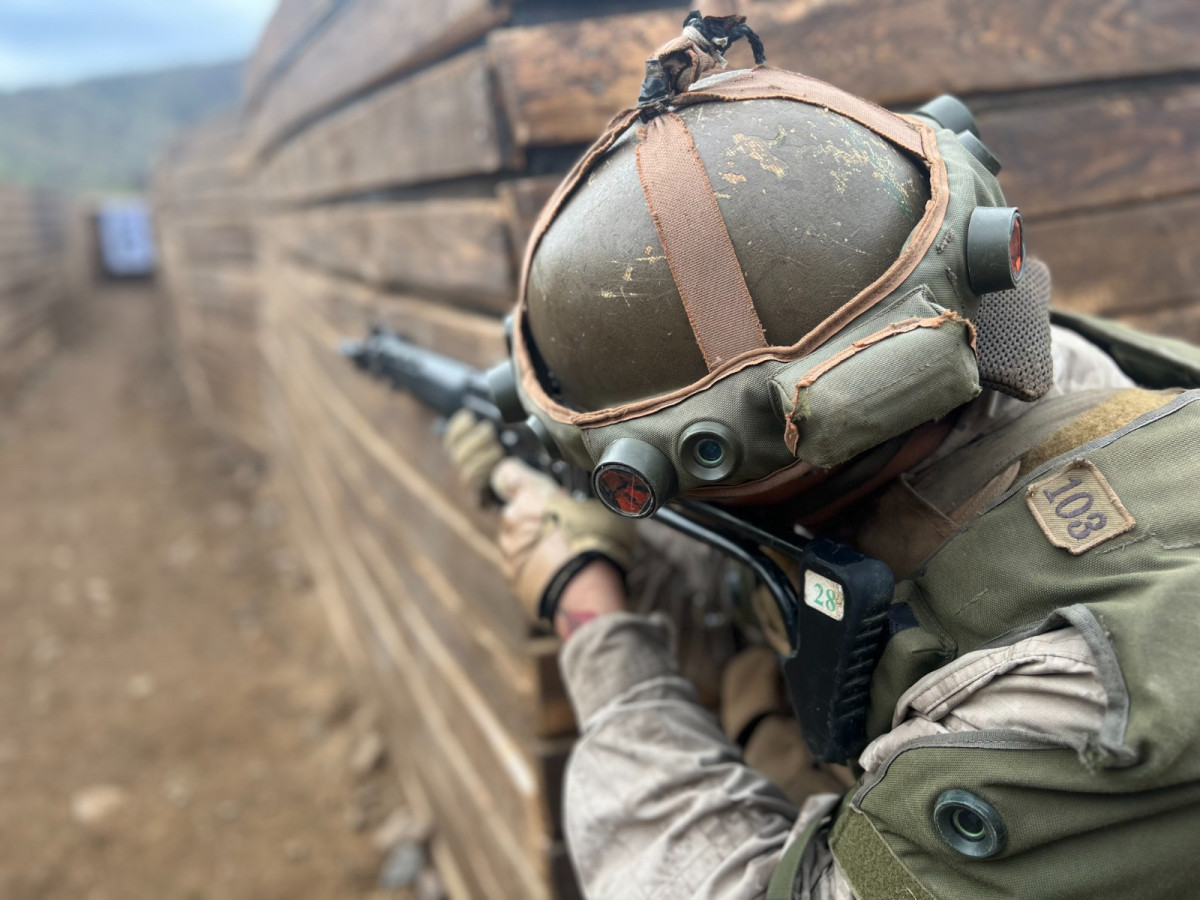 Soldado en una de las canchas de entrenamiento de combate del Cecombi Foto II Divisiu00f3n Motorizada del Eju00e9rcito de Chile