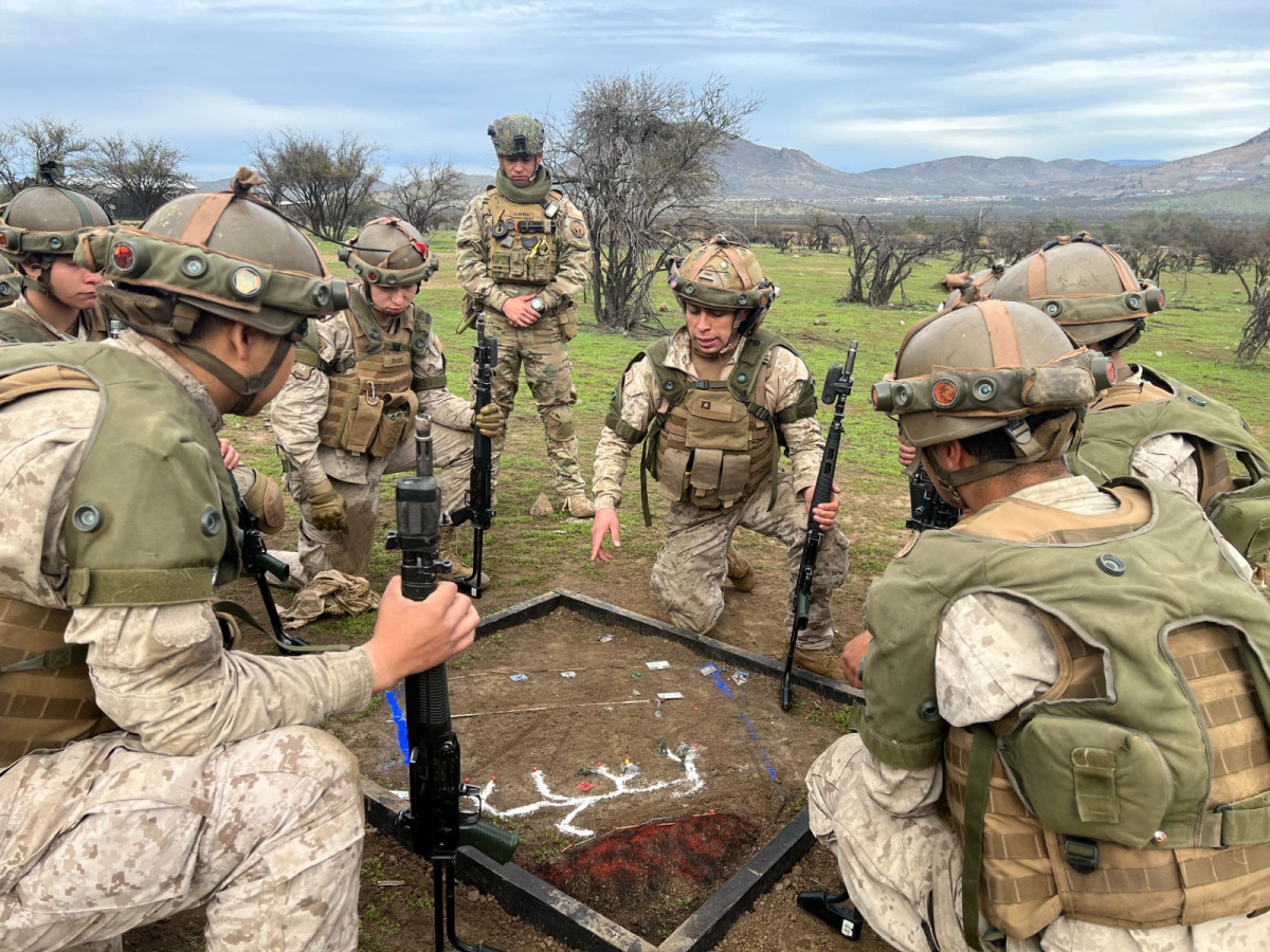 Los efectivos del Regimiento de Infanteru00eda Buin reciben las u00faltimas instrucciones antes de iniciar el entrenamiento en el Cecombi Foto II Divisiu00f3n Motorizada del Eju00e9rcito de Chile