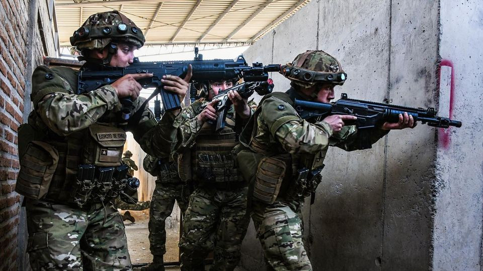 Personal en uno de los edificios que conforman la cancha de entrenamiento de combate urbano del Cecombi Foto Eju00e9rcito de Chile