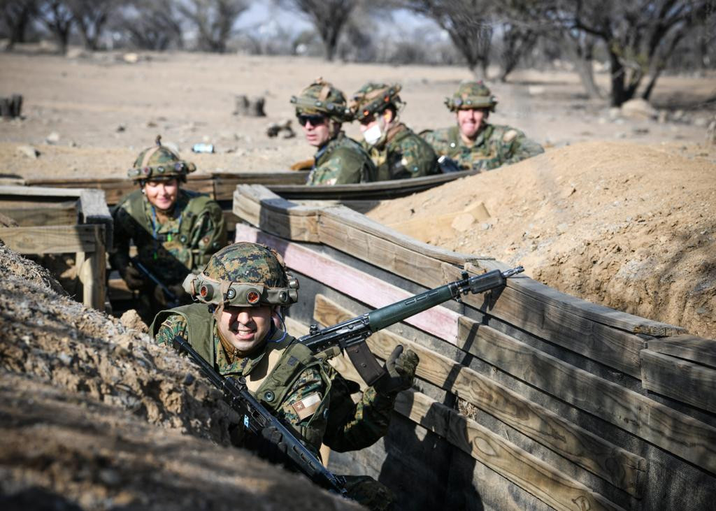 Efectivos efectu00faan un recorrido en  una de las canchas de entrenamiento del Cecombi Foto Eju00e9rcito de Chile