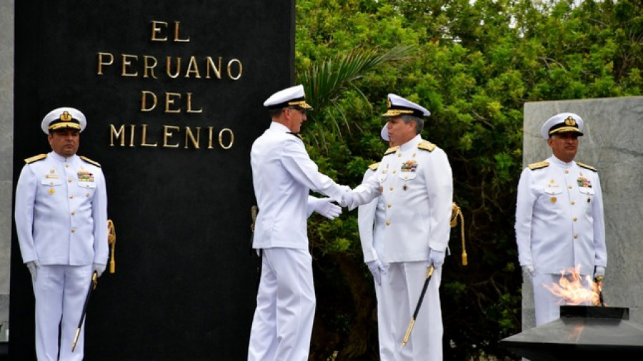 VicealmiranteEnrestoColunge derecha recibesaludoComgemarVlamLuisPolar AsumeCargo 07ago2023 MGP