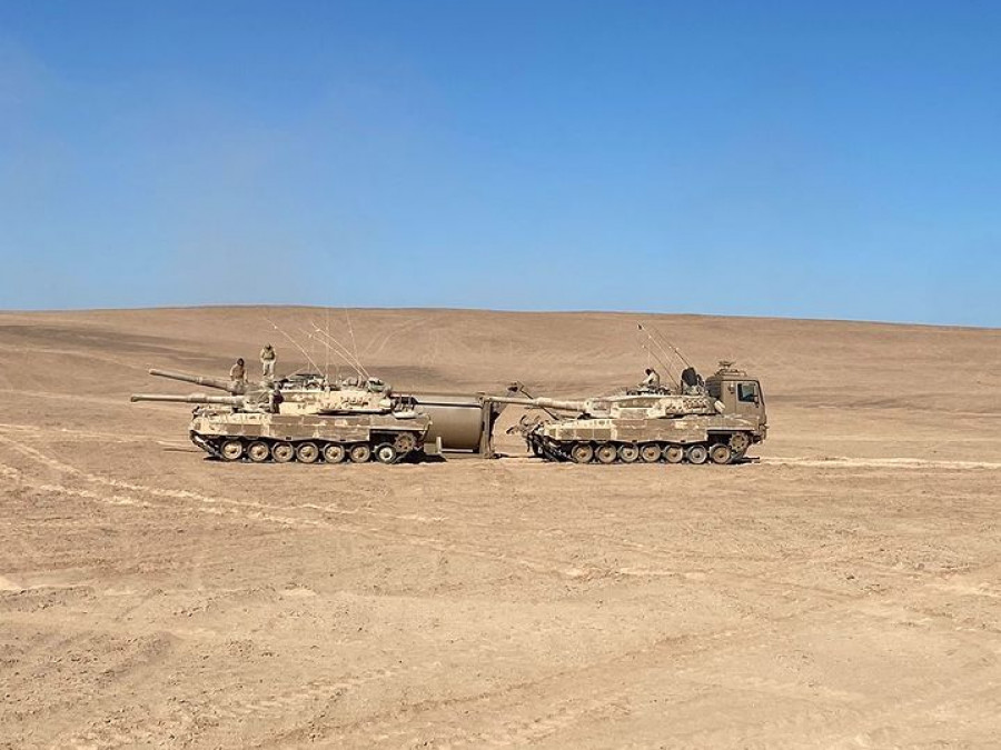 Tanques Leopard 2A4 del Equipo de Combate Baquedano de la 2 Brigada Acorazada Cazadores recibiendo apoyo del Tren Logístiico Avanzado en Pampa Perdiz Foto VI División del Ejército de Chile