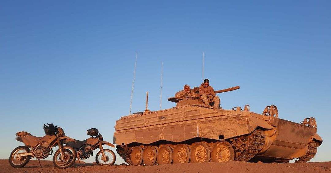 Carro Marder 1A3 y motocicletas de reconocimiento del  Equipo de Combate Baquedano  en Pampa Perdiz Foto VI Divisiu00f3n del Eju00e9rcito de Chile