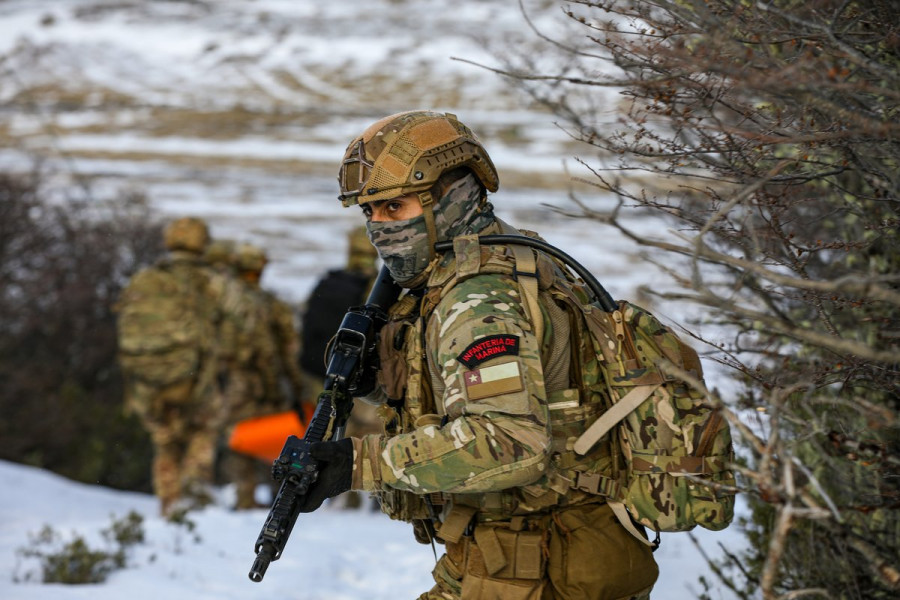 Efectivo de la Armada de Chile participando en el ejercicio CSAR Foto Socsouth