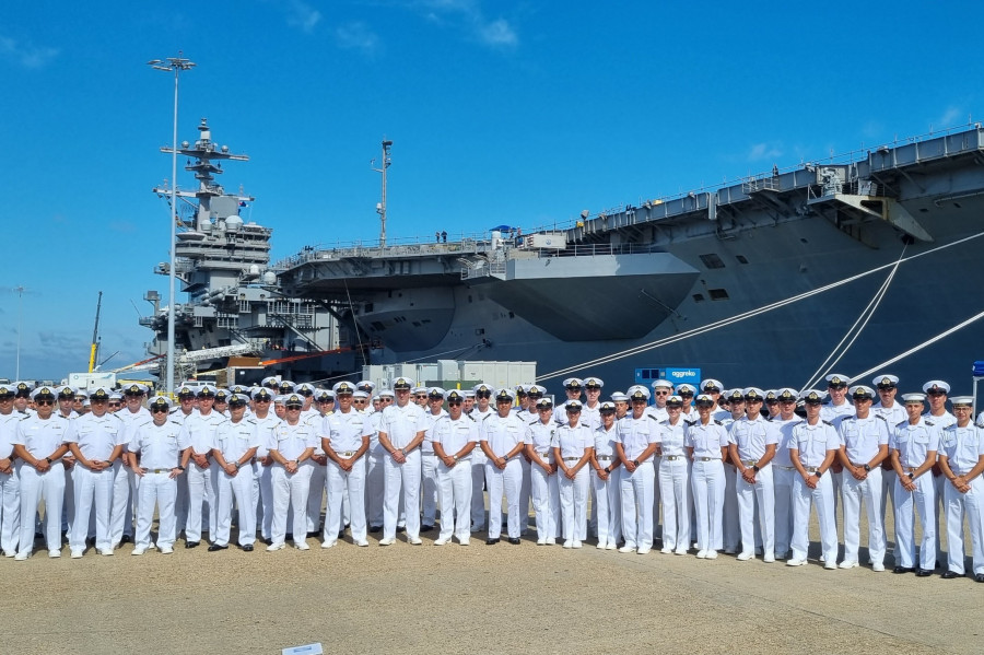 Visita de delgación del buque escuela Esmeralda al portaaaviones George W H Bush de la Armada de Estados Unidos Foto Armada de Chile