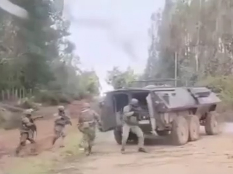 Personal se despliega desde un carro Mowag Piraña 6x6 de Carabineros de Chile para repeler el ataque Imagen Captura de Pantalla Bío Bío
