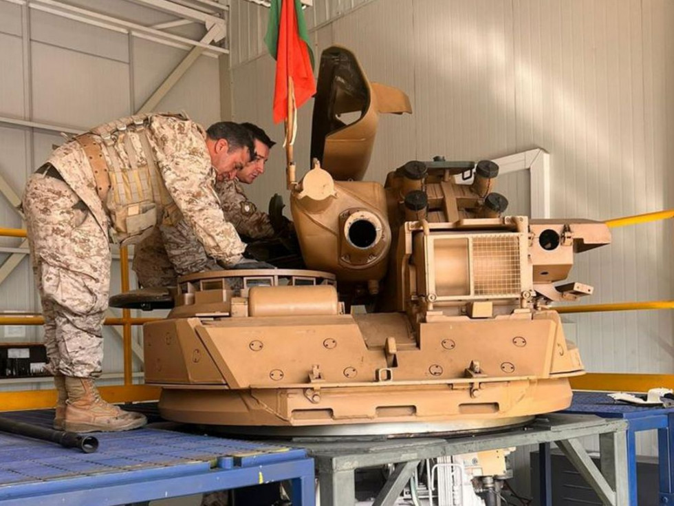 Efectivos de la 1 Compañía de Fusileros del Batallón de Infantería Blindada N 27 Bulnes en trabajo de torreta de carro Marder 1A3 en el Cecombac Foto Ejército de Chile