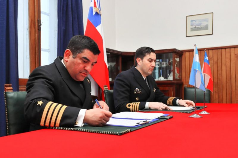 Firma de actas del ejercicio Viekaren 2023 Foto Armada de Chile