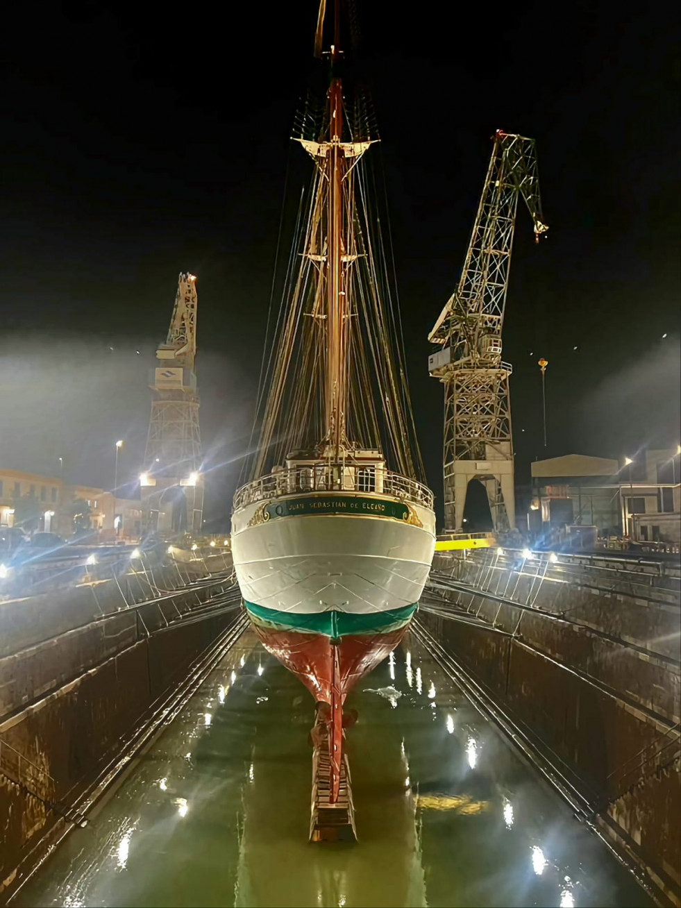 Elcano en mantenimiento 1 F.Armada