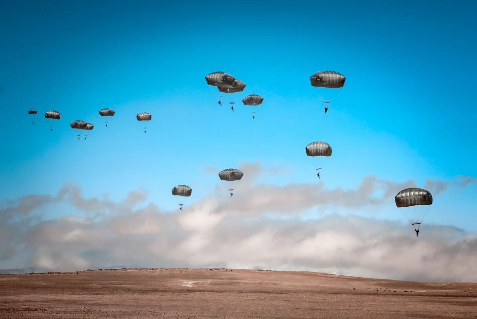 Salto de paracaidistas con el T 11 en Pampa Chaca Foto Ejército de Chile