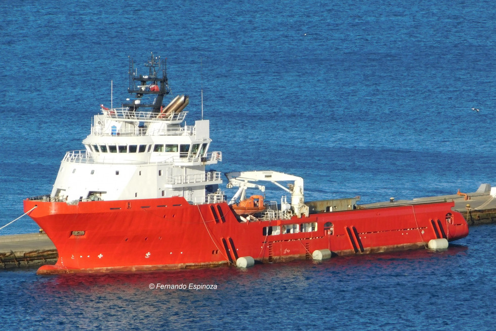 ATF Lientur de la Armada de Chile en el molo de abrigo de Valparaíso Foto Fernando Espinoza