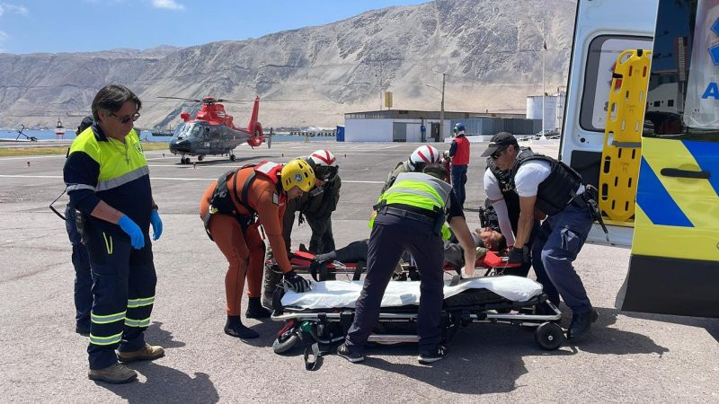 El tripulante de la embarcaciu00f3n pesquera Marisol II es trasladado a una ambulancia del SAMU del Hospital Regional de Iquique Imagen Armada de Chile
