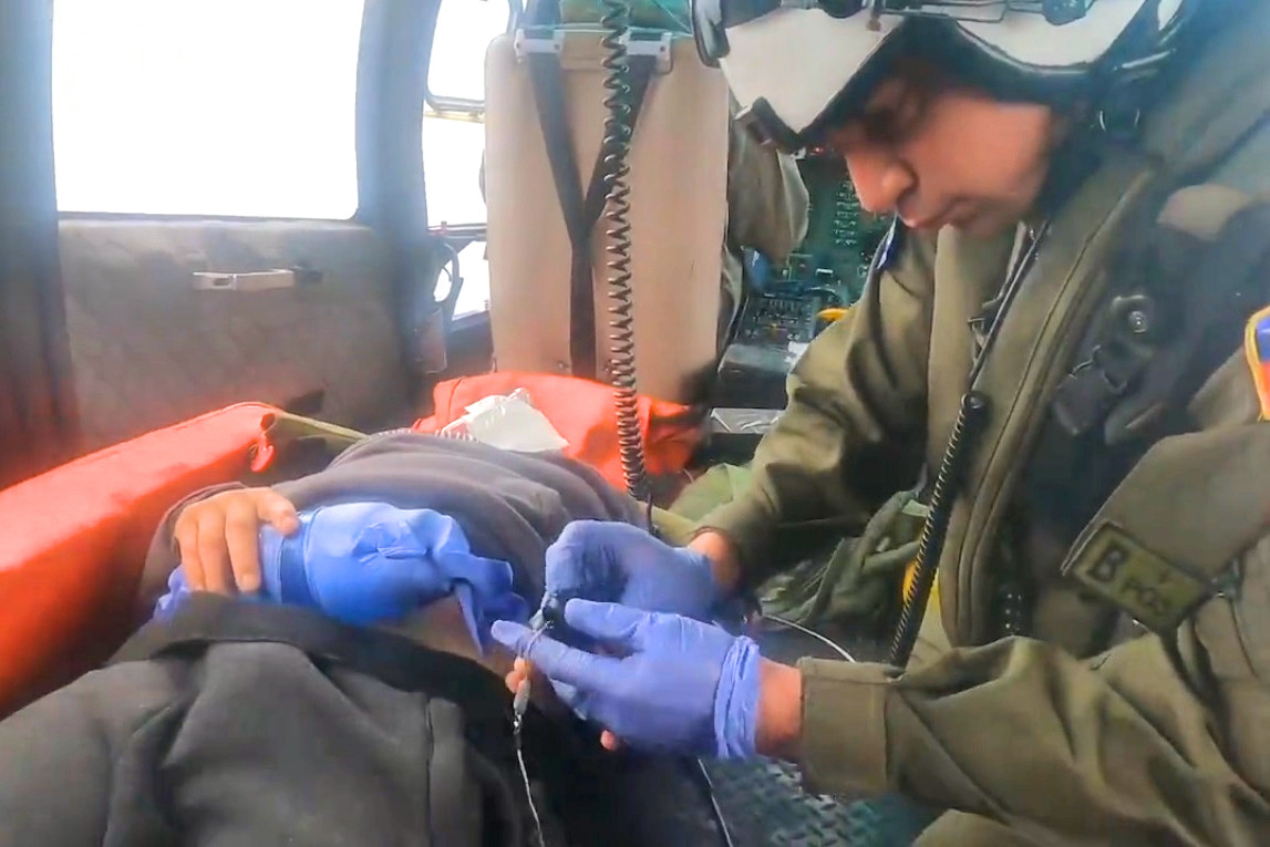 El paciente a bordo del helicu00f3ptero Naval 54 del Grupo Aeronaval Norte Imagen Armada de Chile