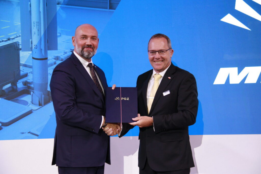 Chris Allam (derecha), director ejecutivo del grupo MBDA, y Sebastian Chwałek, presidente de PGZ ,durante la firma del acuerdo sobre misiles Camm. Foto. MBDA