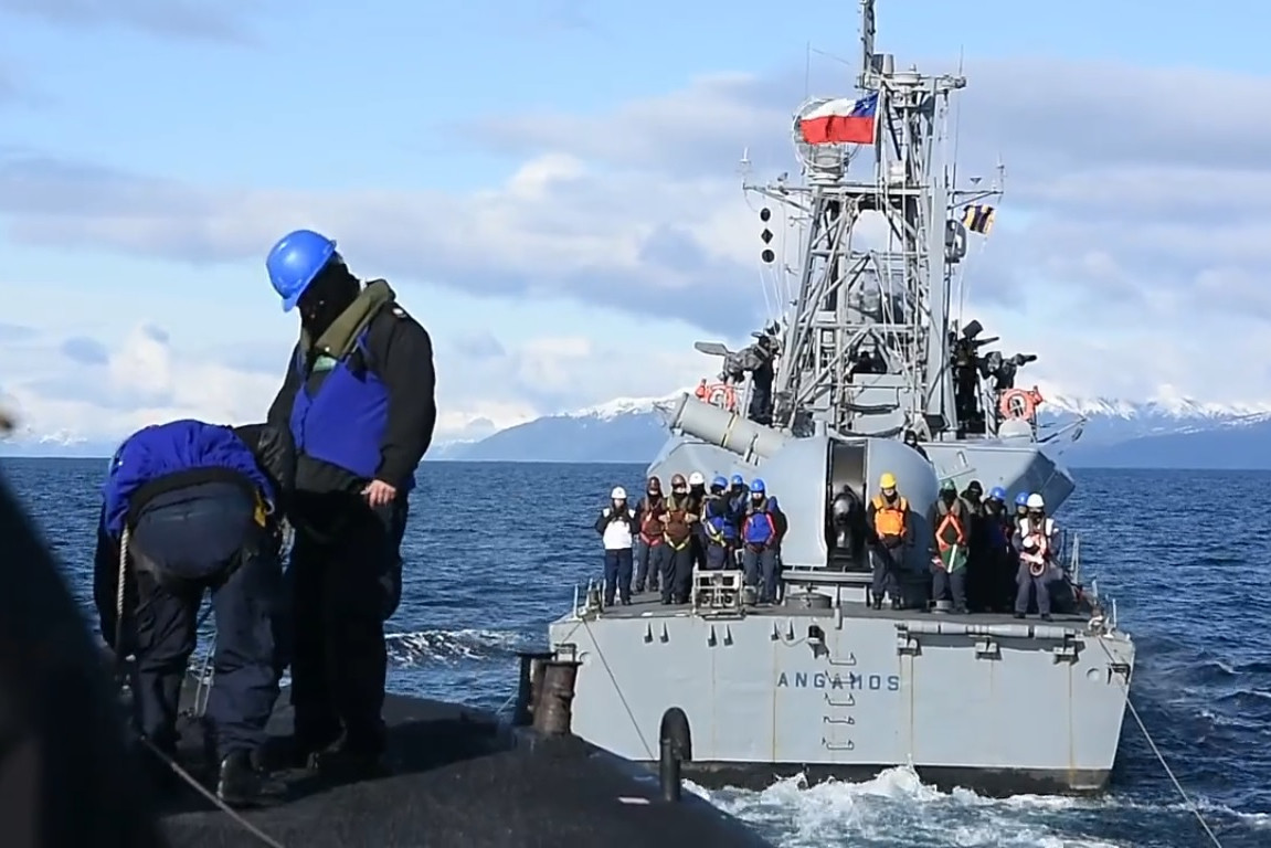 Entrenamiento de remolque entre las lanchas Angamos y Casma Imagen Armada de Chile