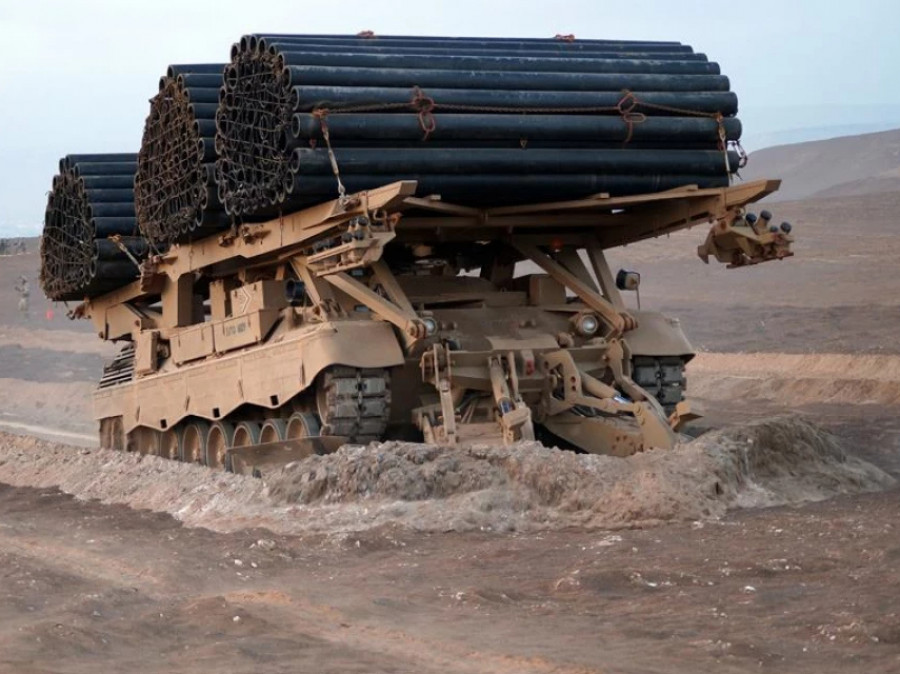 Vehículos de ingenieros abridor de brechas y lanza fajinas de tubo con arado completo de Pearson Engineering desarrollado por Famae Foto Ejército de Chile
