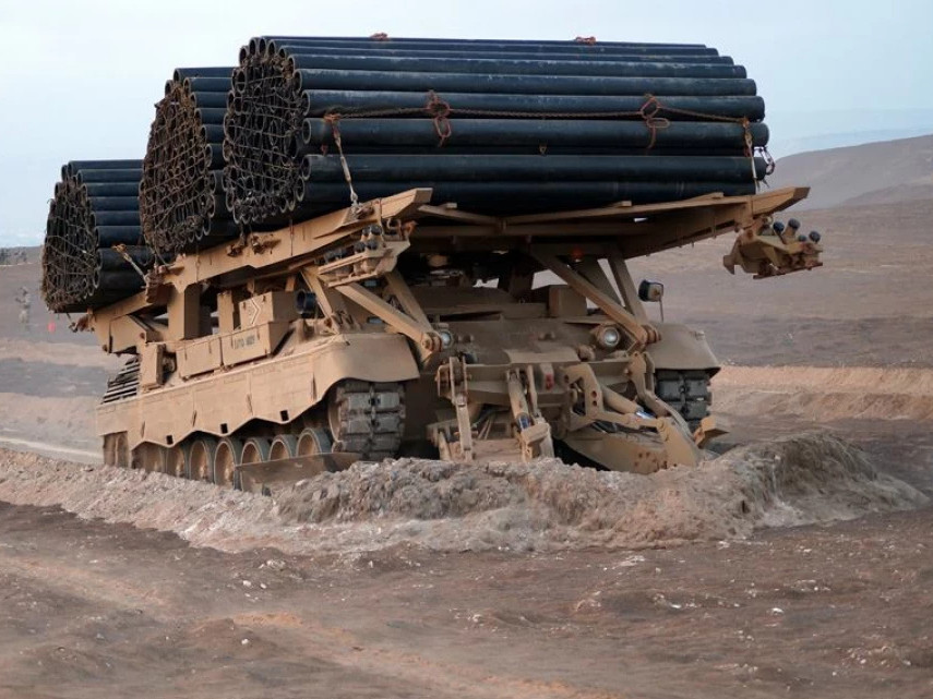 Vehu00edculos de ingenieros abridor de brechas y lanza fajinas de tubo con arado completo de Pearson Engineering desarrollado por Famae Foto Eju00e9rcito de Chile