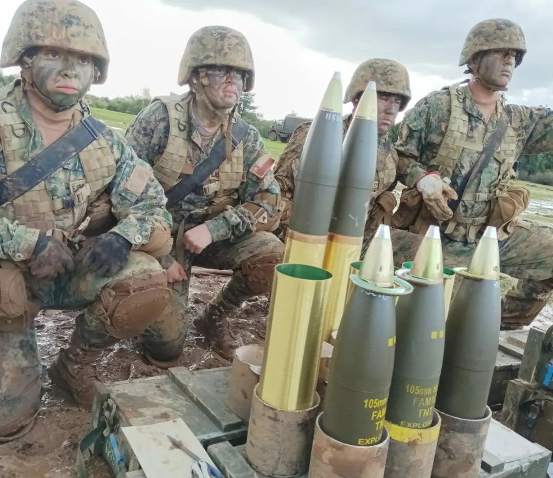 Artilleros de pieza M 56 con proyectiles explosivos de 105 mm de Famae Foto Destacamento de Montau00f1a N3 Yungay del Eju00e9rcito de Chile