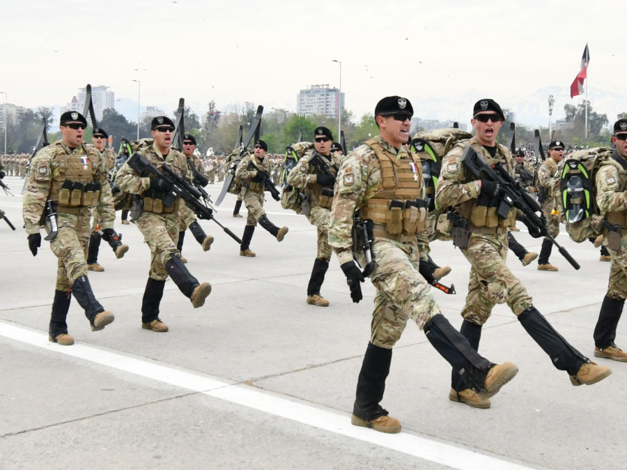 Operadores de la Agrupación Especial de Montaña de la BOE Lautaro con el fusil MARS H de LMT Foto Ejército de Chile