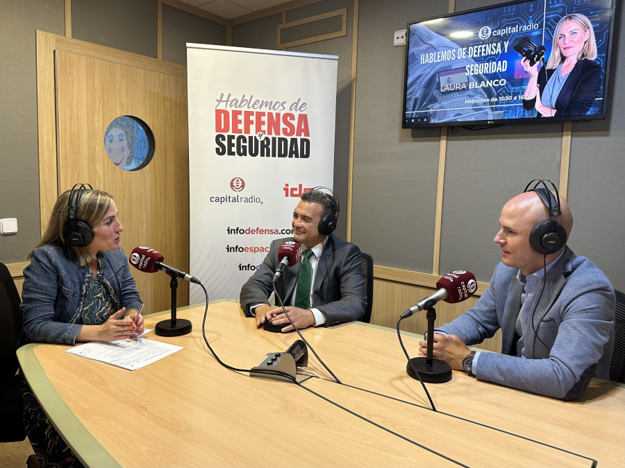 Abraham Olivares, de Telespazio Ibérica y José Luis Delgado de GMV con Laura Blanco