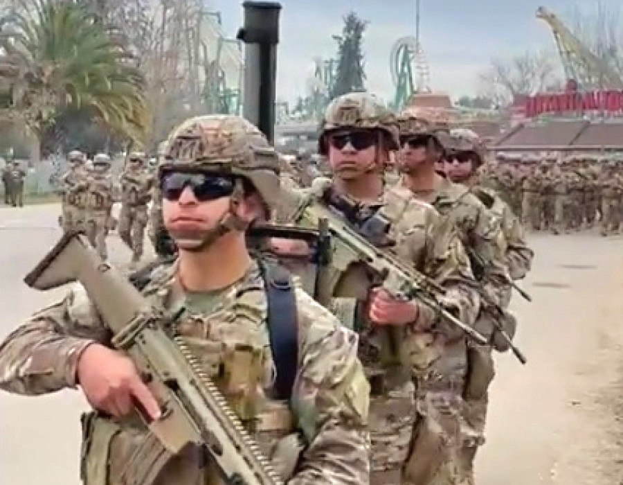 Mortero Hirtenberger Defence Systems de 60 mm transportado en la espalda de un Infante de Marina en la Parada Militar 2023 Imagen Armada de Chile