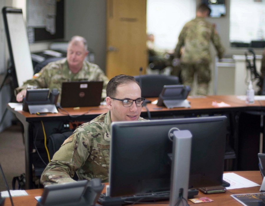 Efectivos de la Guardia Nacional de Texas en el Centro de Mando de Operaciones Conjuntas en Camp Mabry Foto referencial Andrew Ryan Smith US Army National Guard