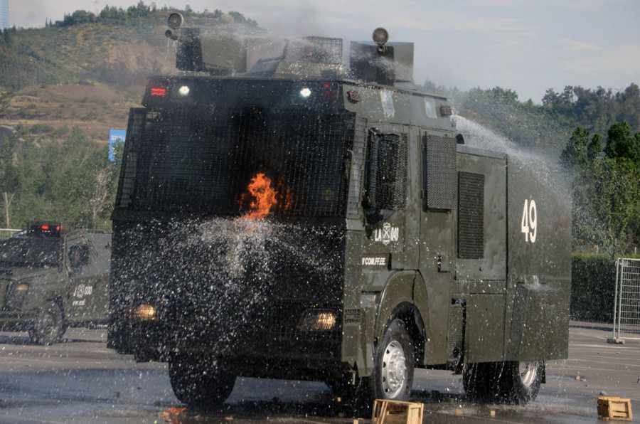 Carro lanzagua Rosenbauer Foto referencial Carabineros de Chile