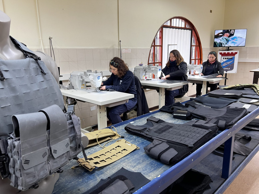 Operarias de la Planta de Protección Balística confeccionando equipo de protección personal Foto Famae