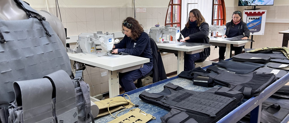 Operarias de la Planta de Protección Balística confeccionando equipo de protección personal Foto Famae