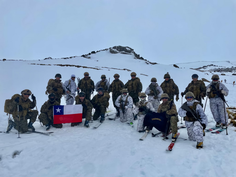Efectivos del Destacamento de Montaña N9 Arauco y del Ejército Argentino en un ejercicio de entrenamiento en escenario invernal Foto Ejército de Chile