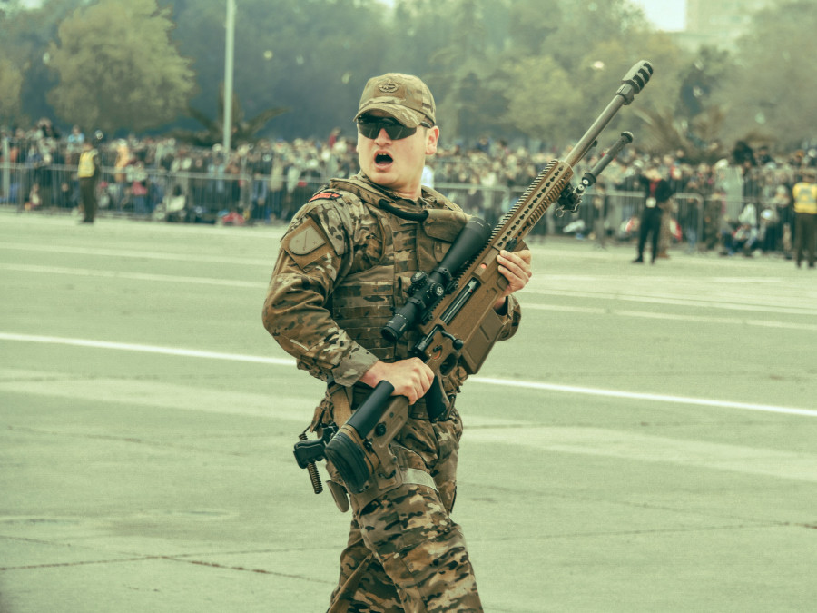 Infante de Marina con fusil antimaterial Accuracy International AW50 Foto Ejército de Chile