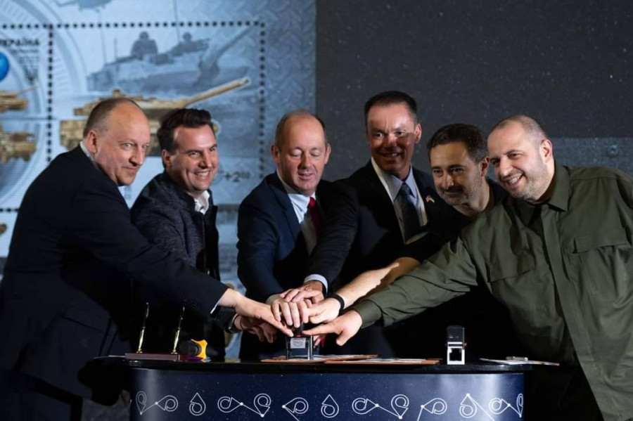 Los ministros de Defensa de Francia y Ucrania con los cinco fabricantes franceses en la firma del acuerdo en septiembre 2023. Foto. Ministerio de las Fuerzas Armadas francesas