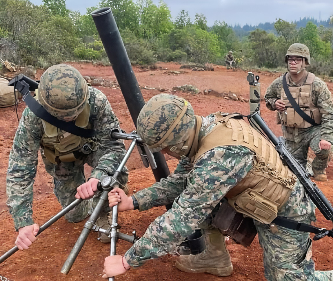 Sirvientes de pieza de mortero de 81 mm en el ejercicio Tralkan Foto Destacamento de Montau00f1a N17 Los u00c1ngeles del Eju00e9rcito de Chile