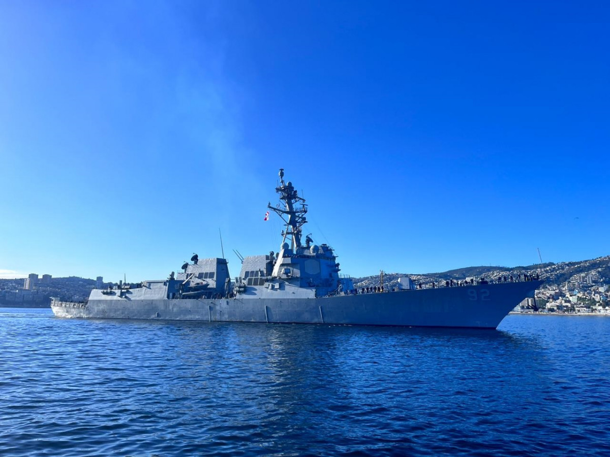USS Momsen ingresando a la poza del molo de abrigo de Valparau00edso Foto Armada de Chile
