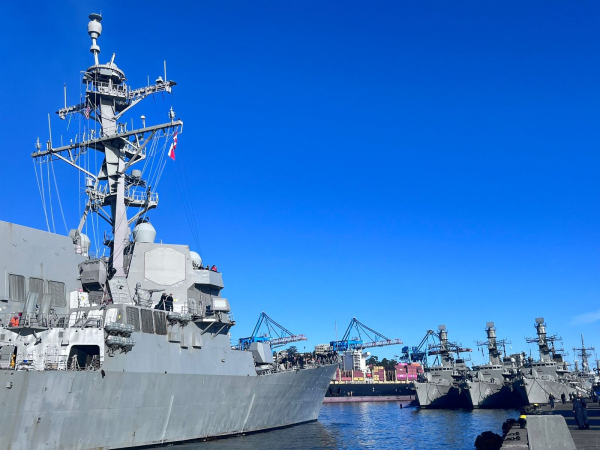 USS Momsen atracando en el sitio Alfa del molo de abrigo de Valparau00edso Foto Armada de Chile