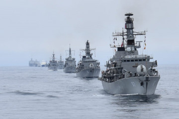 Buques en formación en el desfile naval del bicentenario Foto Armada de Chile
